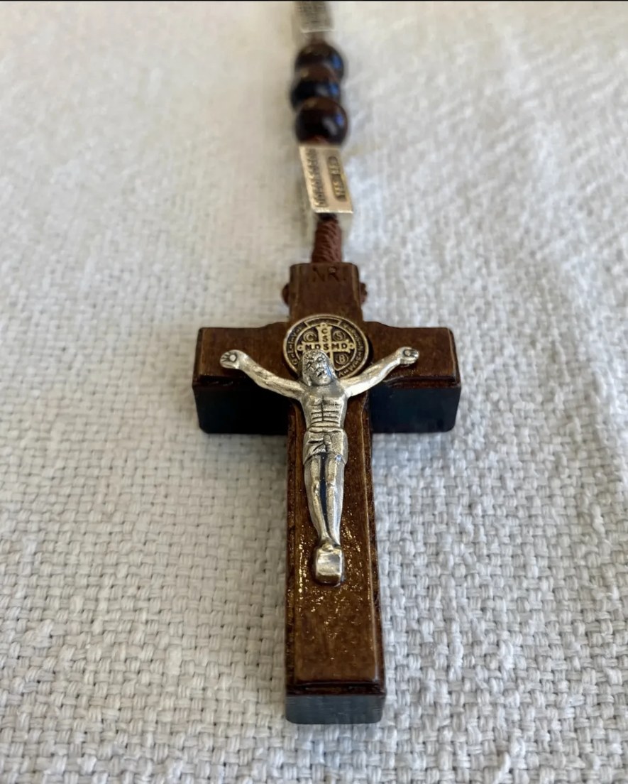 Crucifixo de madeira com a medalha de São Bento